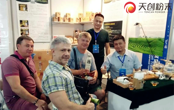 長沙天創(chuàng)代表在展會中與俄羅斯友人友好交談 長沙天創(chuàng)代表在展會中與俄羅斯友人友好交談